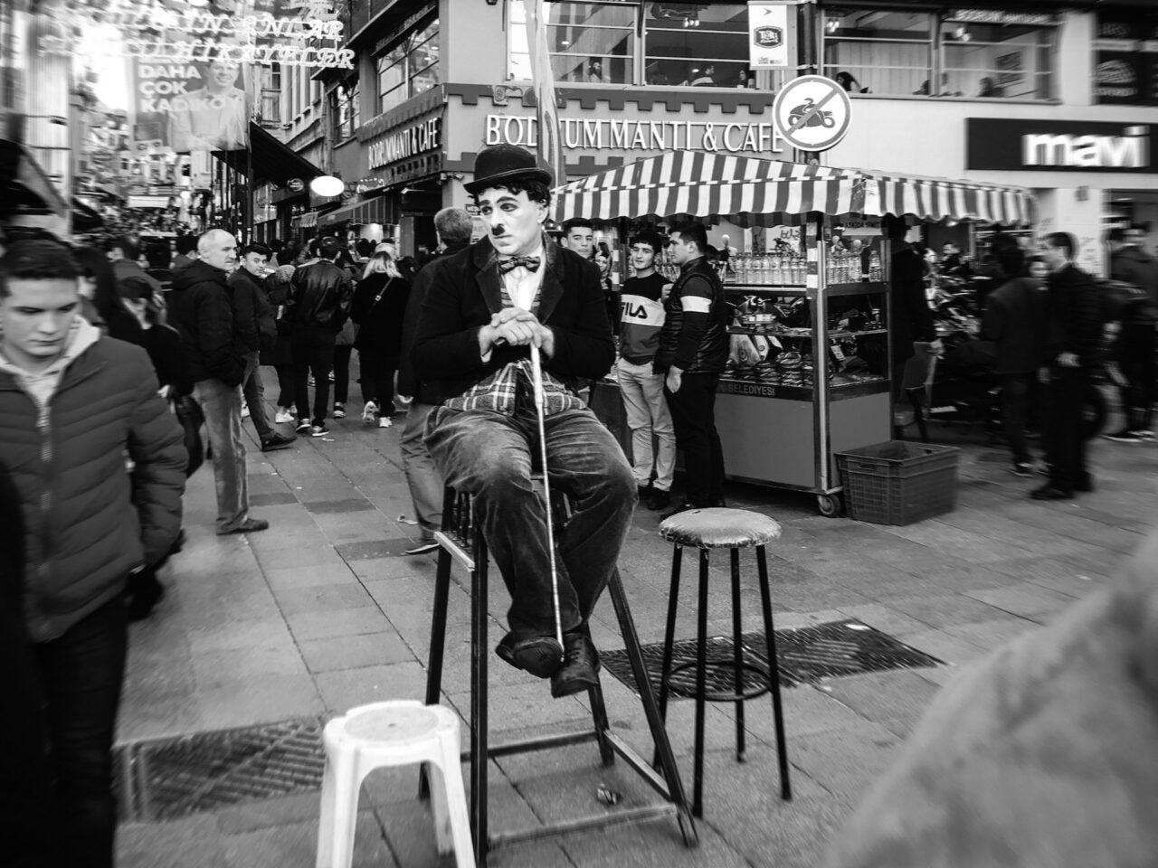 진정으로 웃으려면 고통을 참아야 하고 그것을 즐기는 법도 배워야 한다. - 찰리 채플린 진정으로 웃으려면 고통을 참아야 하고 그것을 즐기는 법도 배워야 한다. - 찰리 채플린